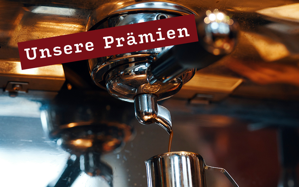 Siebträgermaschine, die einen Espresso herstellt mit Textband "Unsere Prämien"